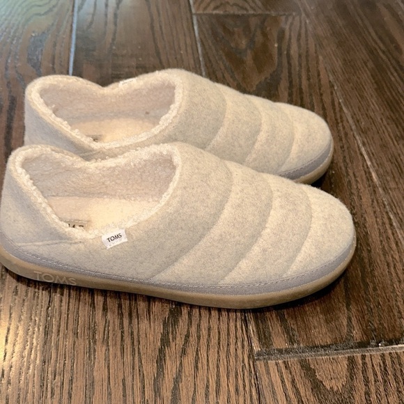 Toms Plush Cream Slip-Ons size 5 - Picture 2 of 8